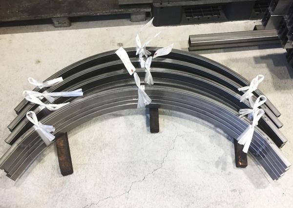 83-角パイプ（25ｘ25ｘ1.6）の弓曲げ（外633.5Ｒ）