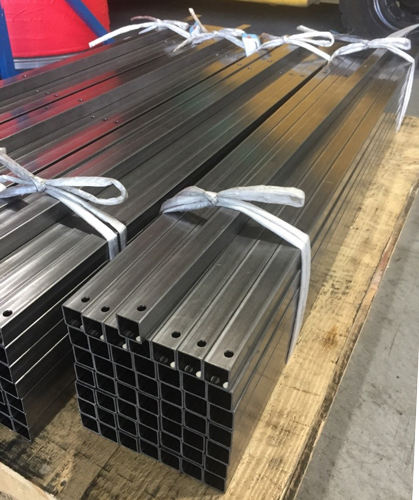 193-スチール鋼管のプレス切断と穴あけ加工