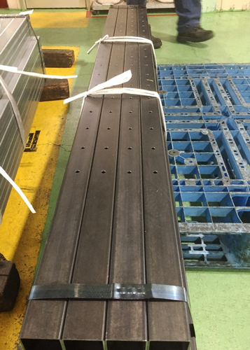 218-角パイプ切断と穴あけ